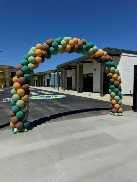Classic balloon arch in Sacramento CA